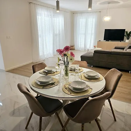 Apartment Split Vacation *