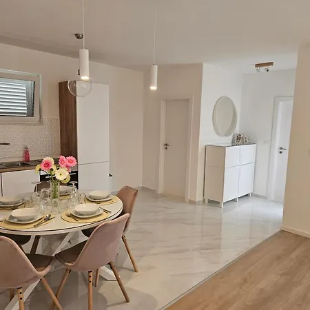 Apartment Split Vacation *